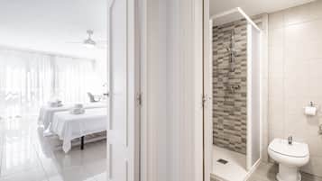 Douche, sèche-cheveux, serviettes fournies
