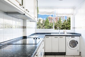 Kühlschrank, Mikrowelle, Ofen, Wasserkocher mit Kaffee-/Teezubehör