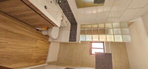 Dusche, Haartrockner, Handtücher, Toilettenpapier