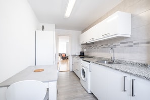 Frigorifero, microonde, forno, piano cottura