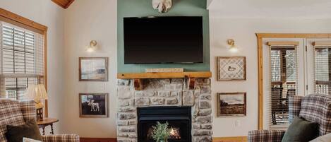Cabin, 1 King Bed with Sofa bed, Fireplace, Garden View (Cozy Pines Cabin ) | Living area