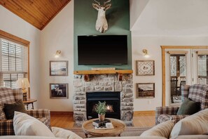 Cabin, 1 King Bed with Sofa bed, Fireplace, Garden View (Cozy Pines Cabin ) | Living area