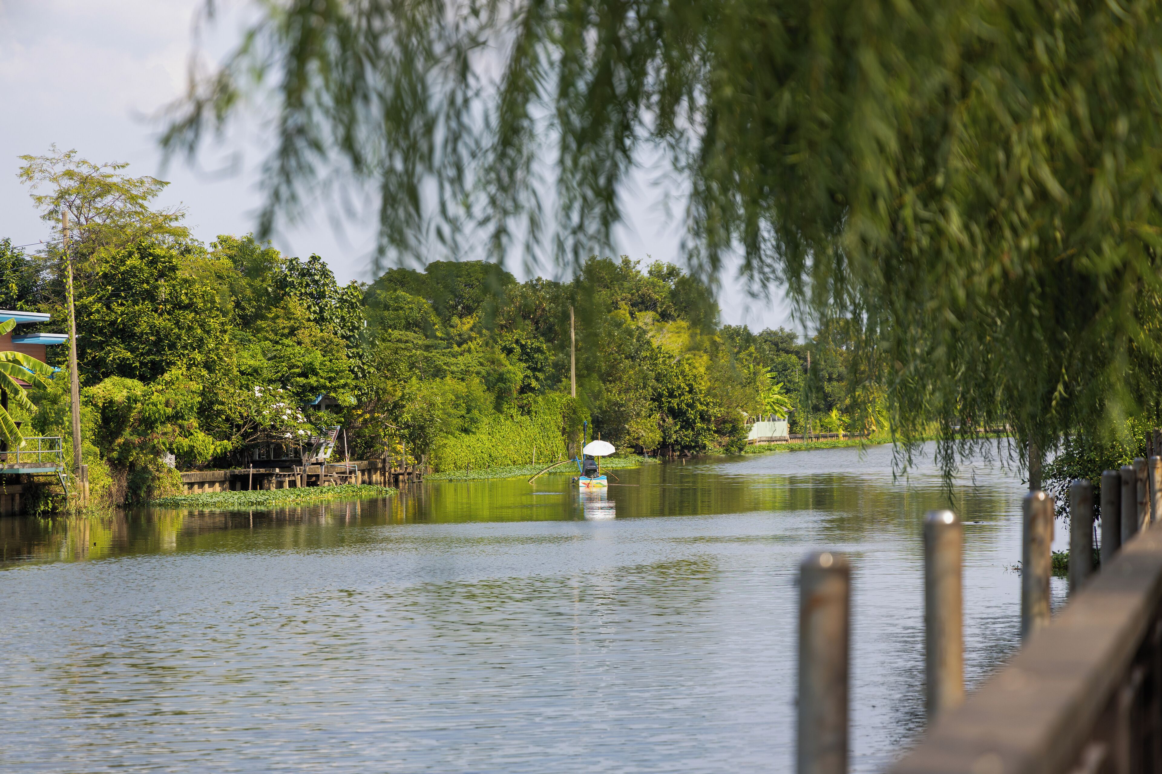 Un río tranquilo con un bote pequeño y un muelle.