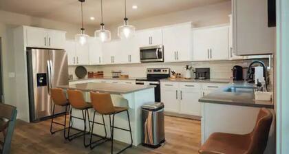 SoHappy Haven - 6 bdrm, Game Room, Year Round Pools, Hot Tub, Marina & Clubhouse