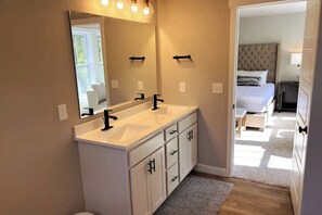 6 soverom, skrivebord, reiseseng for barn og wi-fi (inkludert)