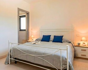 2 slaapkamers, een bureau, een strijkplank/strijkijzer, reisbedje