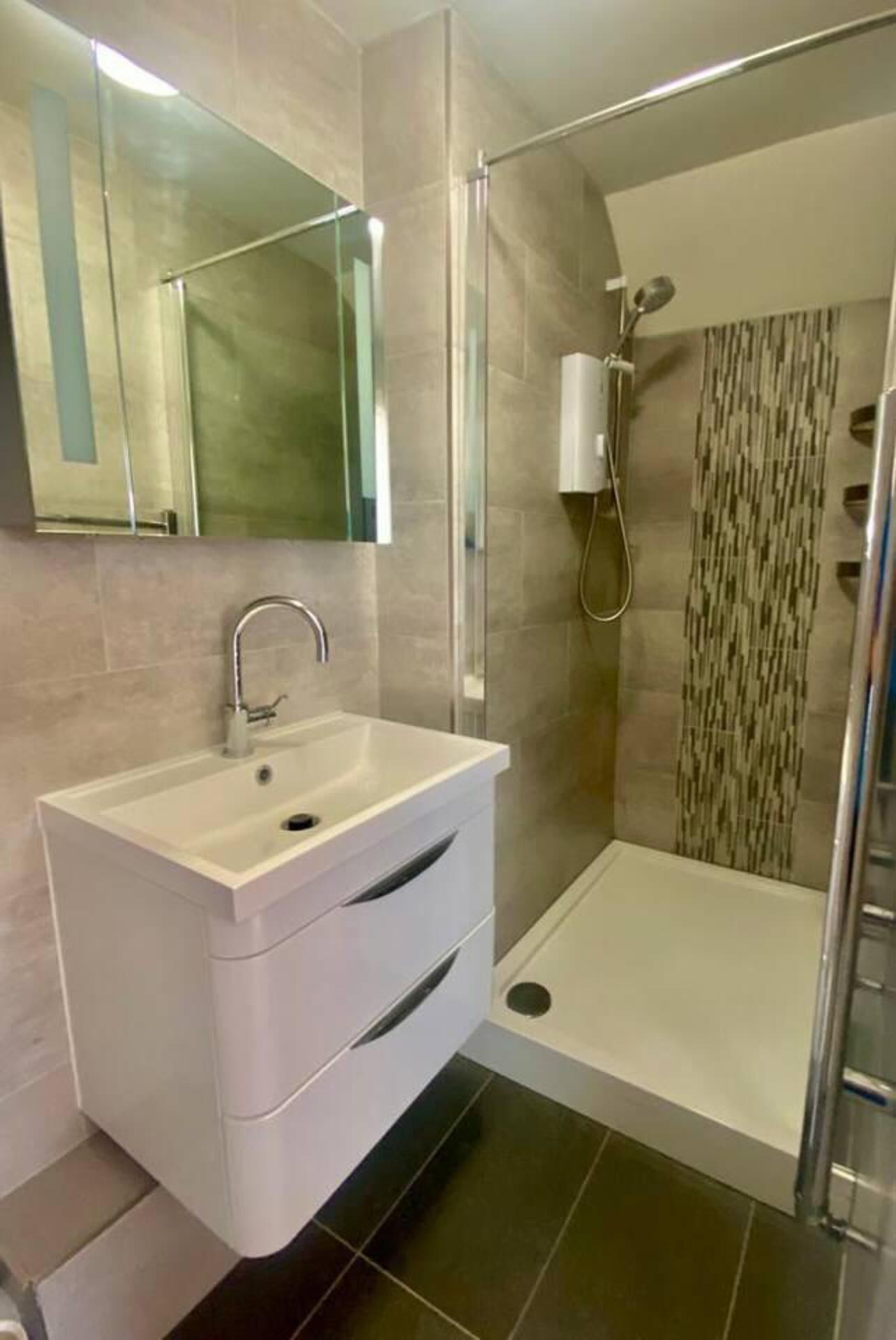 Nhà, nhiều giường | Phòng tắm | Buồng tắm vòi sen, khăn tắm 