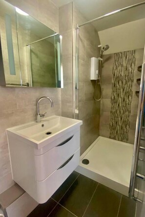 Maison, plusieurs lits | Salle de bain | Douche, serviettes fournies