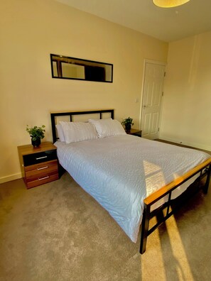 House, Multiple Beds | 3 bedrooms, iron/ironing board, free WiFi, bed sheets - Impeccable 3-bed House in Thames Ditton (Thames Ditton)