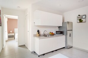Kühlschrank, Mikrowelle, Herdplatte, Wasserkocher mit Kaffee-/Teezubehör