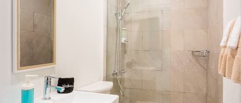 Dusche, Haartrockner, Handtücher, Seife