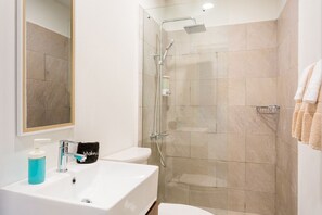 Douche, sĂšche-cheveux, serviettes fournies, savon