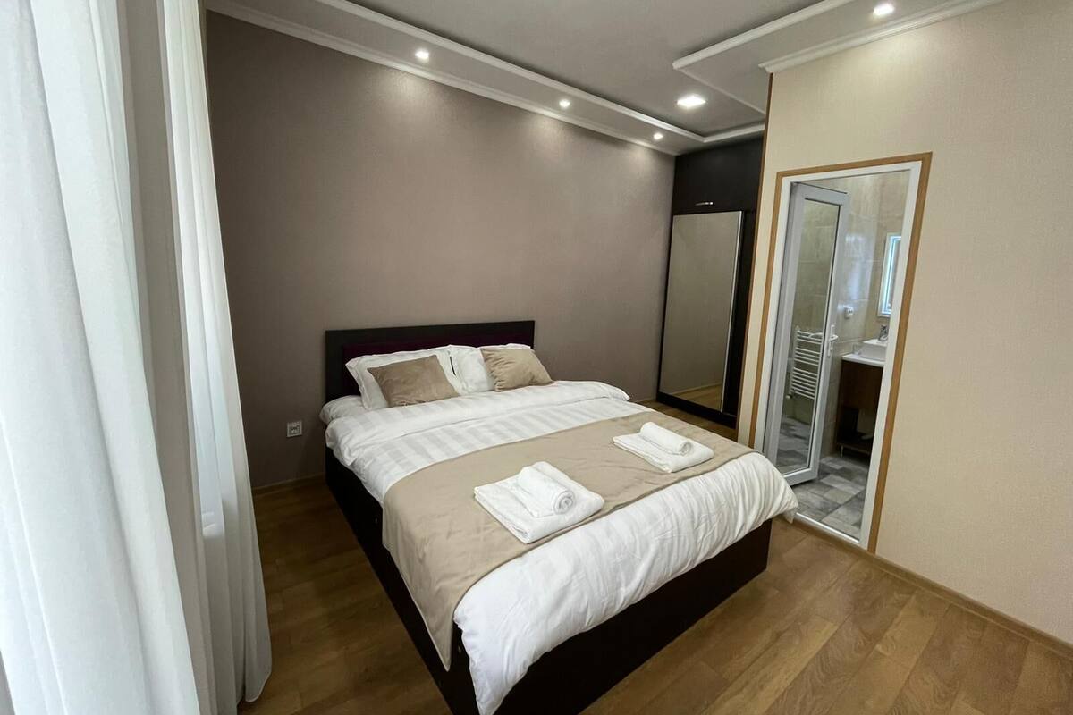 Deluxe Double Room | Bathroom | Slippers