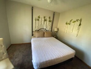 1 bedroom, iron/ironing board, WiFi, bed sheets - Akia Abode House (Newburgh)