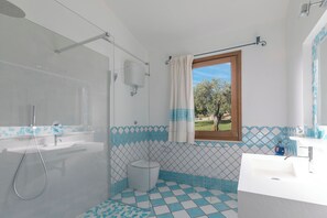 Douche, sèche-cheveux, bidet, serviettes fournies