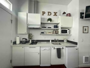 Frigorífico, microondas, placa de cocina y lavavajillas