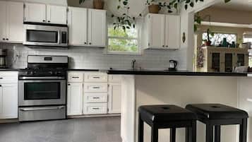 Een koelkast, een magnetron, een kookplaat, een vaatwasser