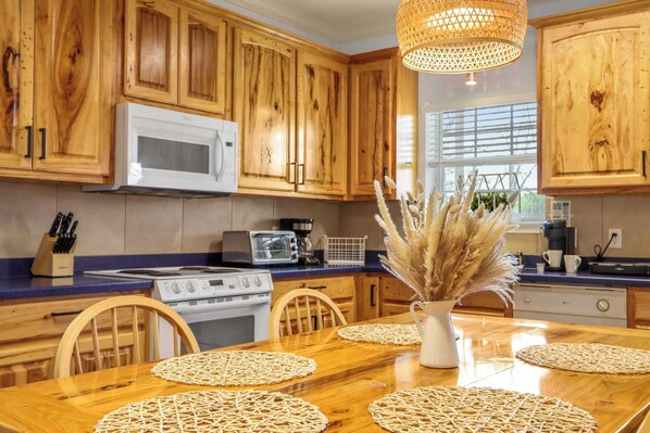 Casa, varias camas, patio, vista al jardín (Spacious Retreat) | Cocina privada | Refrigerador, microondas, horno y parrilla de estufa 