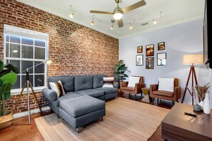 Casa, varias camas, patio, vista al jardín (Spacious Retreat) | Área de sala de estar | Televisión de pantalla plana de 42 pulgadas con canales digitales