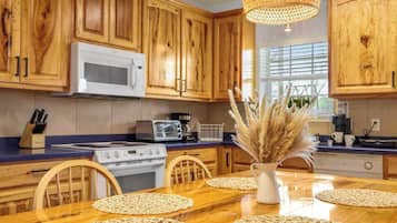 Casa, varias camas, patio, vista al jardín (Spacious Retreat) | Cocina privada | Refrigerador, microondas, horno y parrilla de estufa