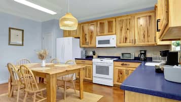 House, Multiple Beds, Patio, Garden View (Spacious Retreat) | Private kitchen | Fridge, microwave, oven, stovetop
