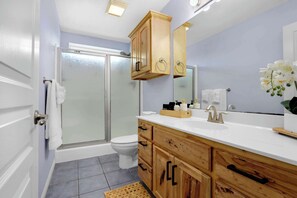 Casa, várias camas, varanda, vista para o jardim (Spacious Retreat) | Banheiro | Chuveiro, secador de cabelo, toalhas de banho
