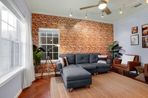 Casa, várias camas, varanda, vista para o jardim (Spacious Retreat) | Área de estar | TV de tela plana 42 polegadas com canais digitais
