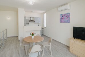 Basic-Apartment | Wohnzimmer | 35-Zoll-Fernseher mit Digitalempfang