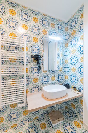 Deluxe-Apartment | Badezimmer | Dusche, kostenlose Toilettenartikel, Haartrockner, Bidet