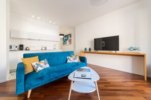 Deluxe appartement | Woonruimte | Een 32-inch flatscreentelevisie met digitale zenders en Netflix