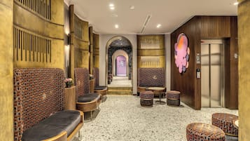 Coin salon dans le hall