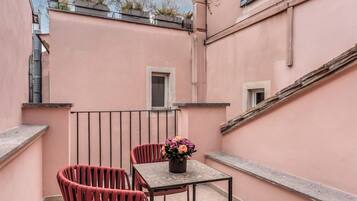 Suite, terraza | Ropa de cama de alta calidad y edredones de plumas