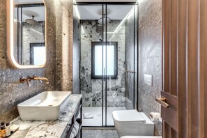 A modern bathroom with a freestanding bathtub, a glass-enclosed shower, and a toilet. - THE STEPS Hotel - by Eitch Collection (Rome)