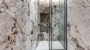 ジュニア スイート 1 ベッドルーム 別館 | バスルーム | シャワー、レインフォールシャワー、デザイナーバスアメニティ、ヘアドライヤー