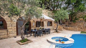 Villa | Outdoor dining