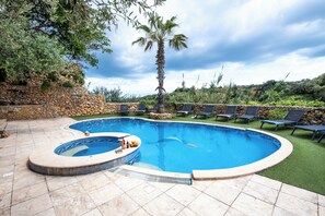 Villa | Piscina | Una piscina al aire libre
