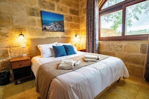 Villa | 6 bedrooms, free WiFi, bed sheets - Villa Soldanis 6 Bedroom Villa With Private Pool (Xaghra)