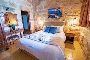 6 bedrooms, free WiFi, bed sheets - Villa Soldanis 6 Bedroom Villa With Private Pool (Xaghra)