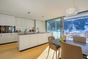 Luxury-Apartment, 3 Schlafzimmer, Bergblick | Eigene Küche | Großer Kühlschrank, Mikrowelle, Ofen, Herdplatte