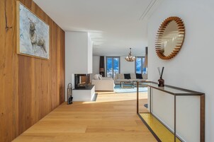 Luxury Apartment, 4 Bedrooms, Mountain View | Living area