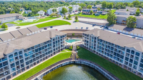 Believe the 275+ 5 star reviews! Main waterfront & boat slip, Ice cream machine.