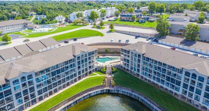 Believe the 275+ 5 star reviews! Main waterfront & boat slip, Ice cream machine.