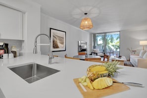 Deluxe Apartment, 3 Bedrooms | Private kitchen