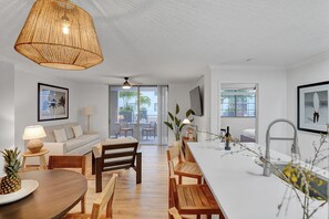 デラックス アパートメント 2 ベッドルーム | リビング エリア | 40 インチのスマートテレビ (デジタル放送視聴可)