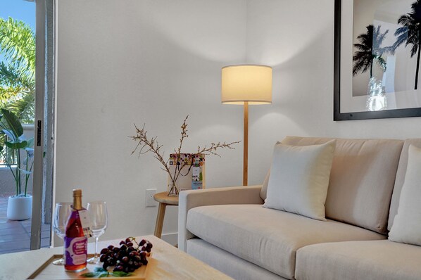 Living area - Tucker at Gables Grand Plaza Miami (Coral Gables)
