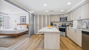Apartamento clásico, 2 habitaciones | Cocina privada | Frigorífico grande, microondas, horno y placa de cocina