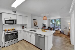 デラックス アパートメント 3 ベッドルーム | 専用キッチン | 大型冷蔵庫、電子レンジ、オーブン、コンロ