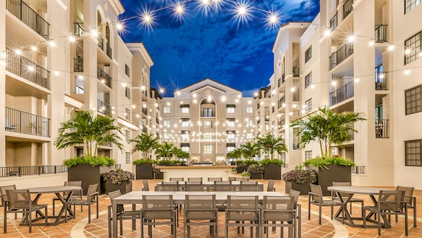BBQ/picnic Area - Tucker at Gables Grand Plaza Miami (Coral Gables)