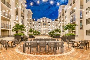 BBQ/picnic area - Tucker at Gables Grand Plaza Miami (Coral Gables)