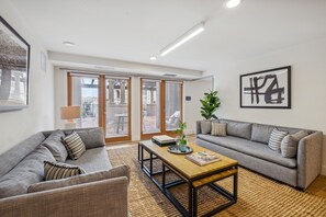 クラシック アパートメント 2 ベッドルーム | リビング エリア | 40 インチのスマートテレビ (デジタル放送視聴可)